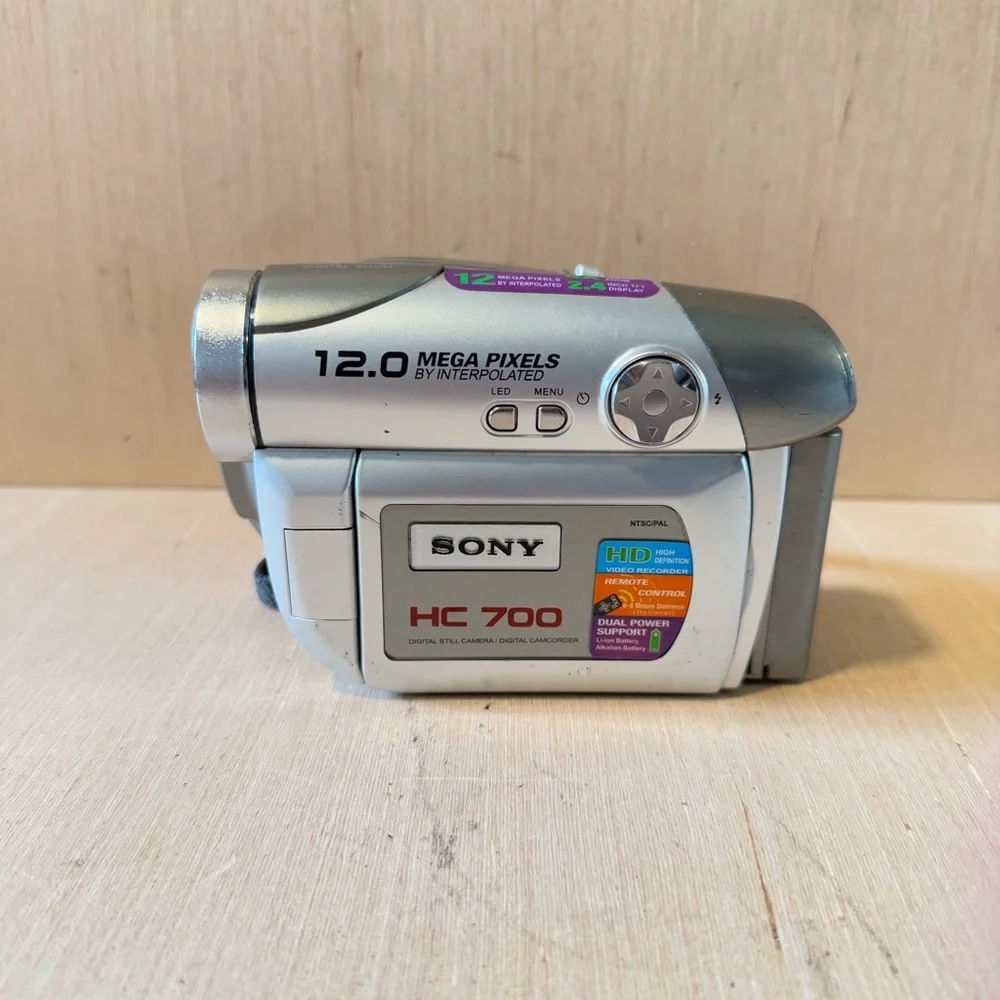 Sony HC-700 12.0 Mega Pixels by Interpolated Digital Camcorder “UNTESTED”AS IS.